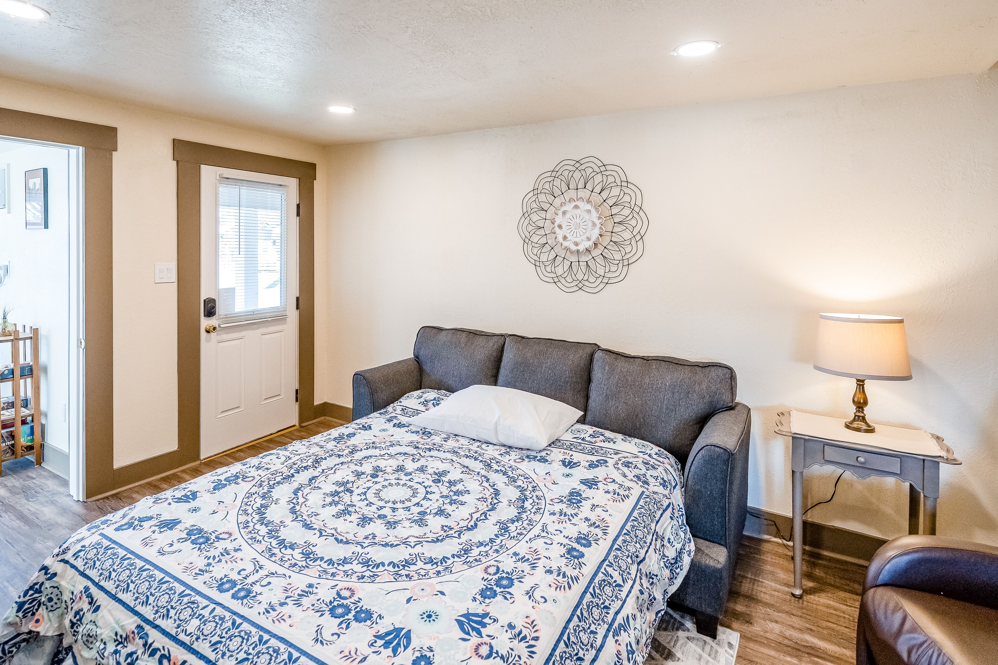 Cozy dog-friendly duplex getaway with fast WiFi & full kitchen