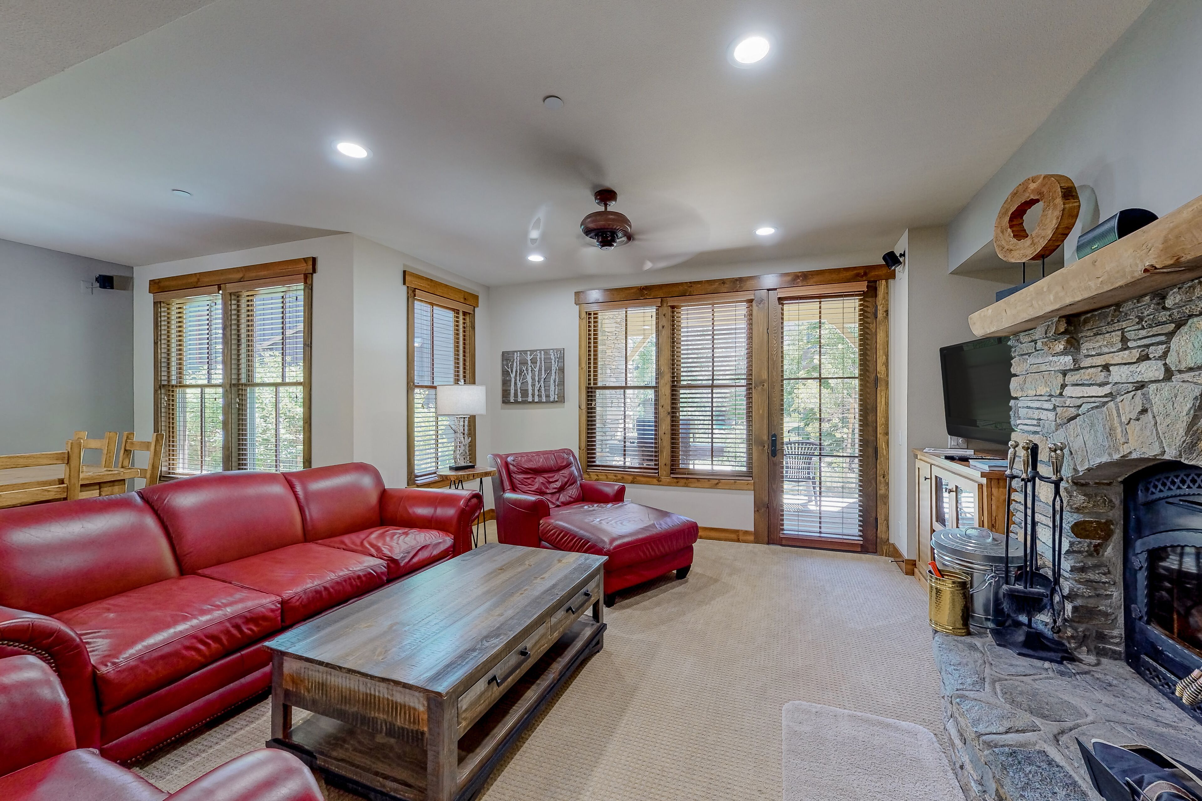 Dog-friendly condo near skiing and golf with hot tub, fireplace & washer/dryer