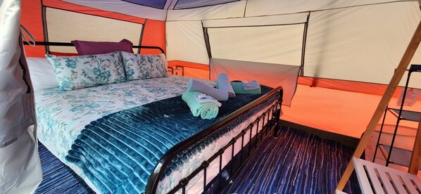 1 bedroom, iron/ironing board, free WiFi, bed sheets - Meyenburg King bed tent with shared outdoor shower & wc (Mount Morgan)