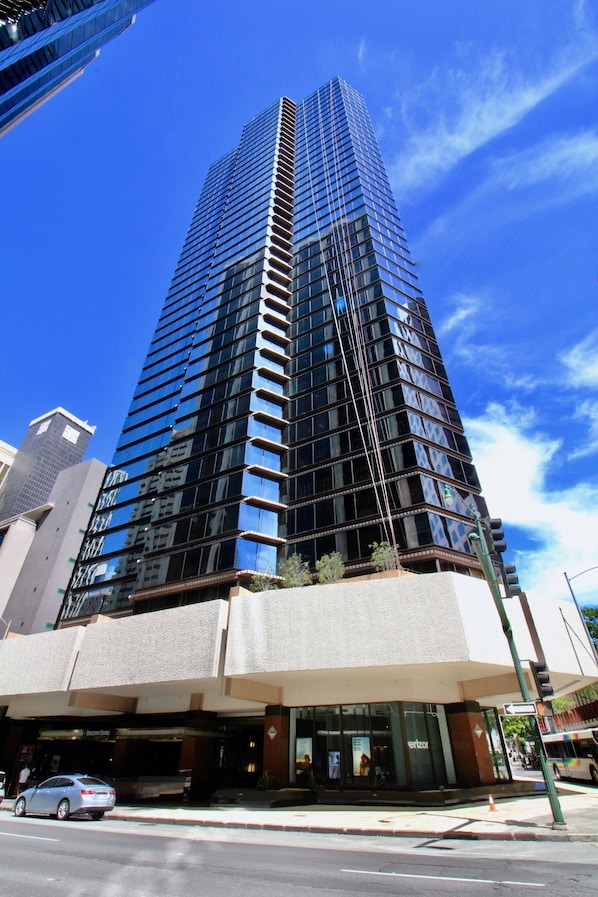 Exterior - Heart of Downtown 1 bedroom 1 bath condo 1 reserved parking (Honolulu)