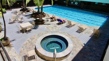 Een buitenzwembad, een verwarmd zwembad