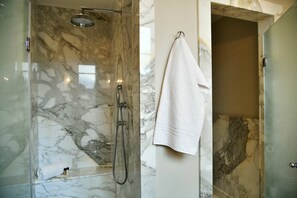 Badewanne, Haartrockner, Bidet
