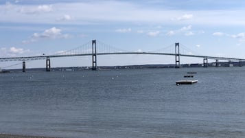 Vlak bij het strand, ligstoelen