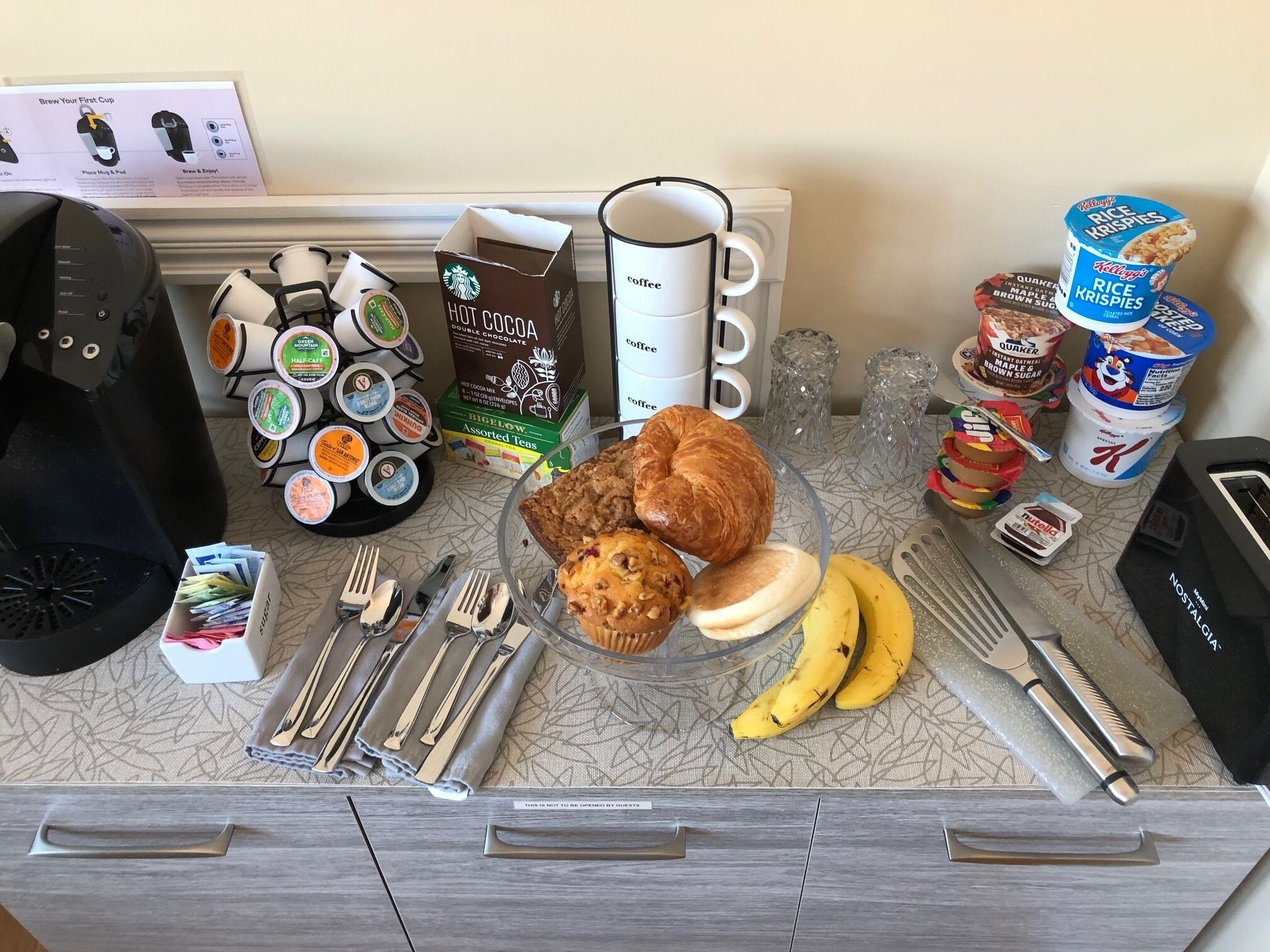 Een ontbijt met diverse soorten thee, koffie, gebak en toevoegingen.