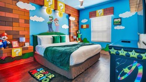 Un dormitorio con cama, ventilador de techo y ventana con persianas.