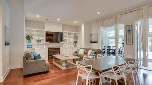 Smart TV, chimenea, libros y estéreo 