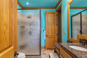 Combined shower/bathtub, towels