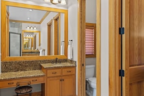 Combined shower/bathtub, towels