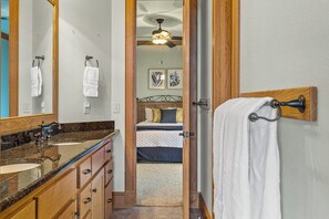 Combined shower/bathtub, towels
