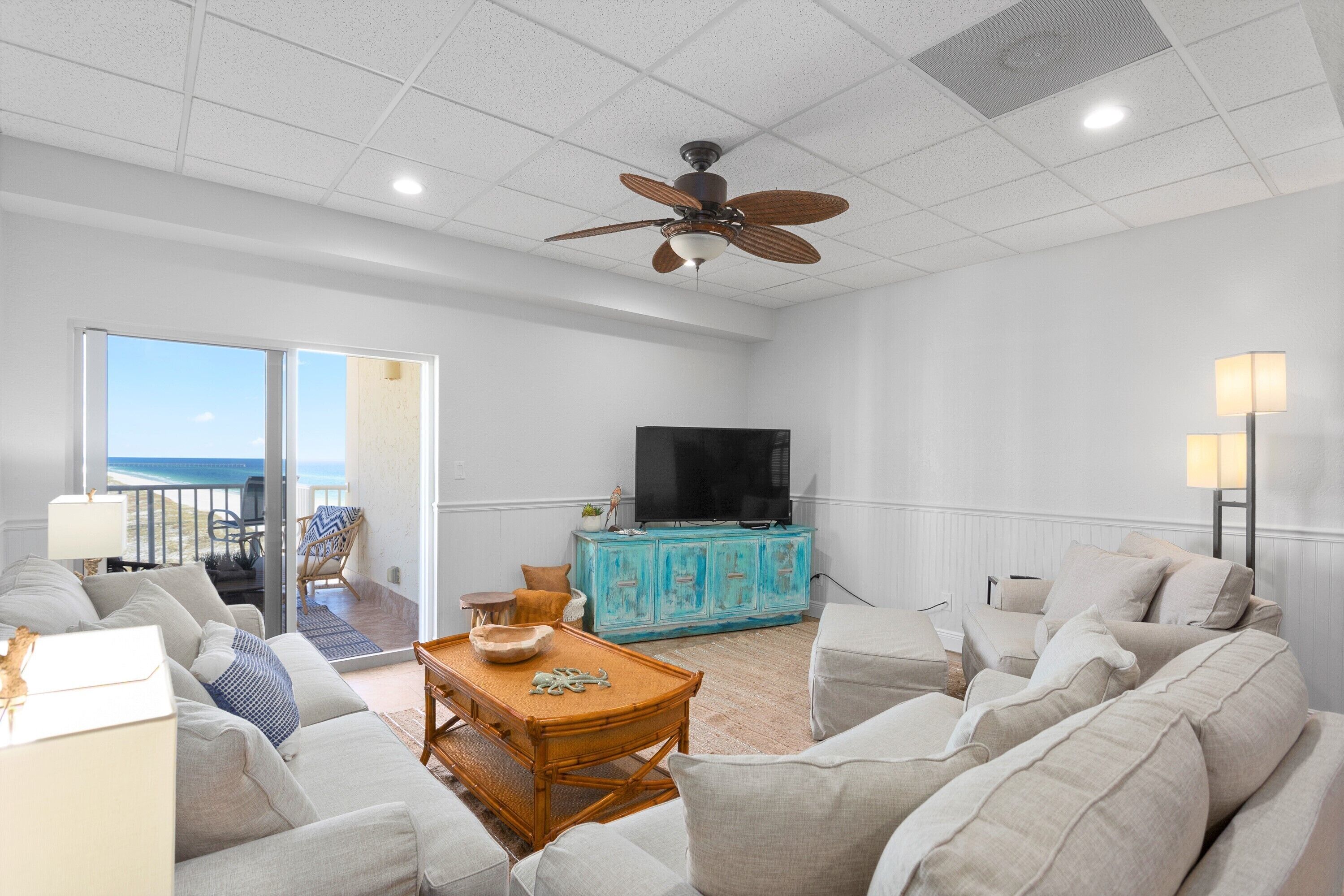 Télévision, lecteur de DVD, livres, médiathèque