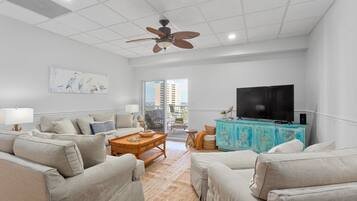 Fernseher, DVD-Player, Bücher, Musikbibliothek