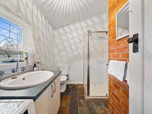 Ensemble douche/baignoire, serviettes fournies, papier toilette