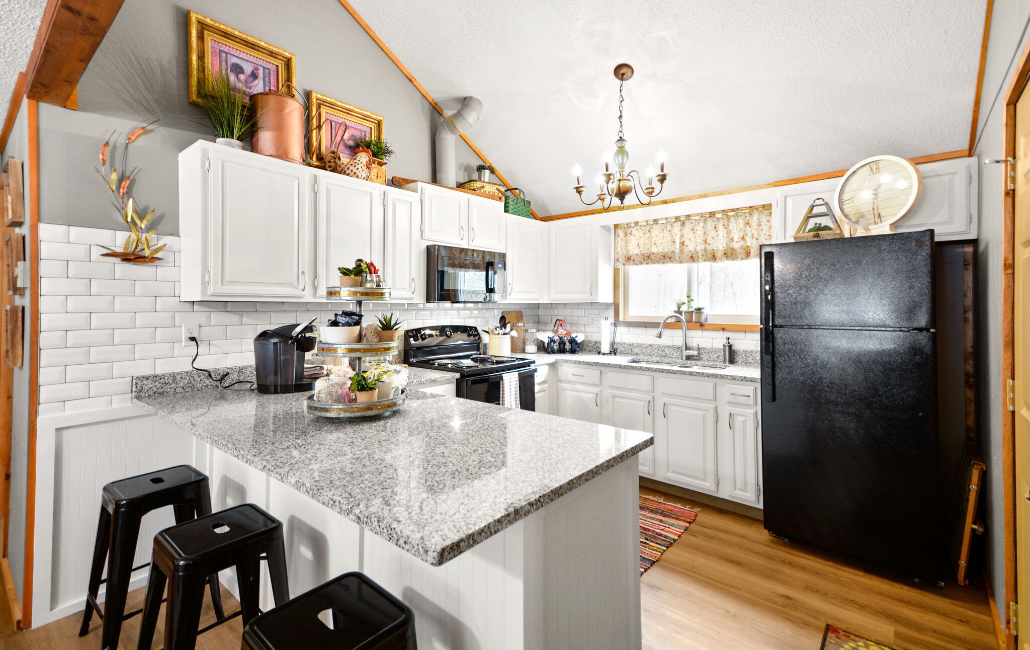 Cedar Loft at The Woods-Vintage Chic Cabin Retreat with Amenities Access