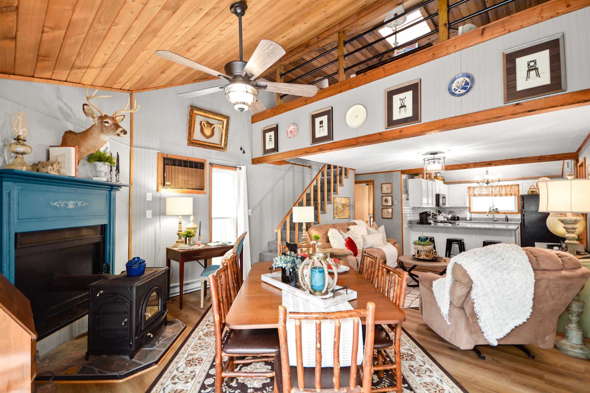 Cedar Loft at The Woods-Vintage Chic Cabin Retreat with Amenities Access