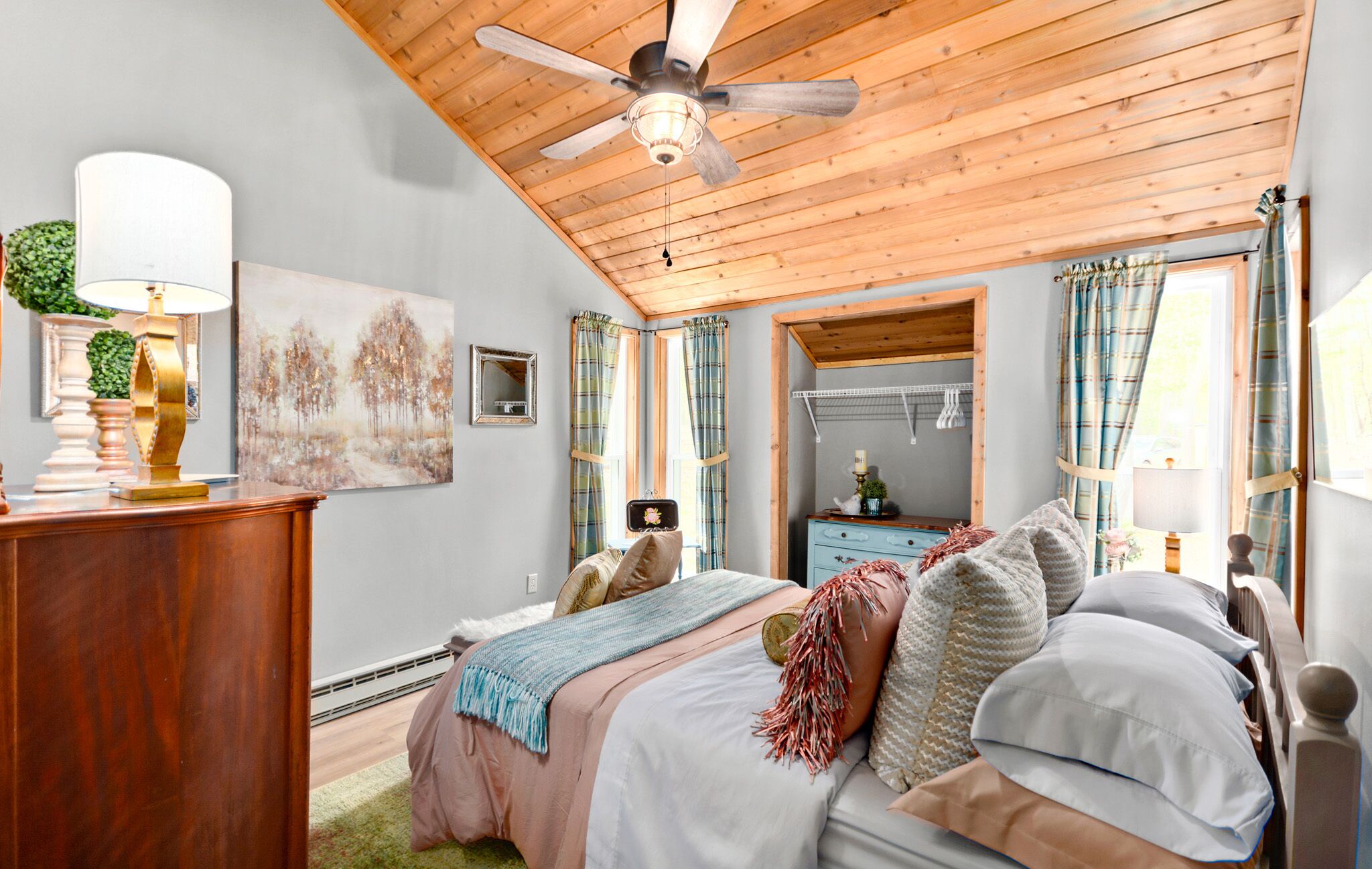 Cedar Loft at The Woods-Vintage Chic Cabin Retreat with Amenities Access