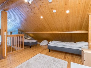 2 makuuhuonetta, vauvan matkasänky