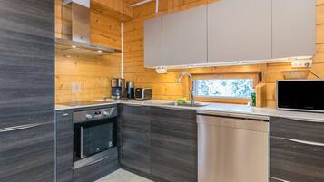 KĂŒhlschrank, Mikrowelle, GeschirrspĂŒler, Hochstuhl