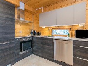 Refrigerador, microondas, lavavajillas, silla alta para bebés