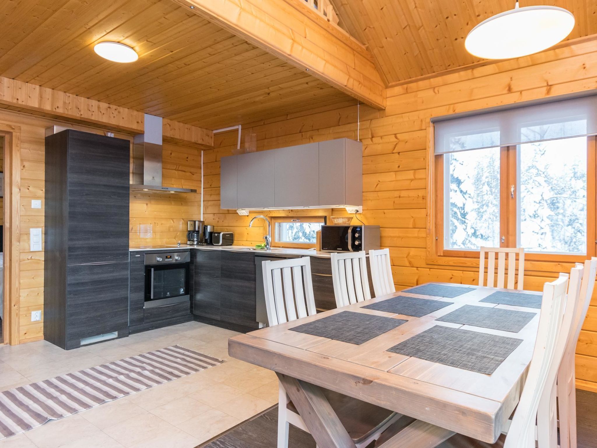 Jääkaappi, mikroaaltouuni, astianpesukone, syöttötuoli