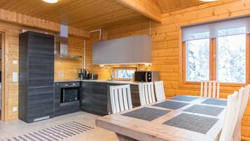 Frigorifero, microonde, lavastoviglie, seggiolone