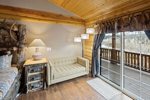 Smart-tv, een open haard, videospelletjes en een tafeltennistafel