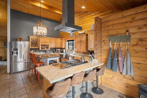 Winter Retreat - Snow Bowl - Dog Friendly, Hot Tub, Game Room, Fire Pit