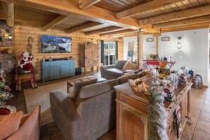 Smart TV, chimenea, videojuegos y tenis de mesa 