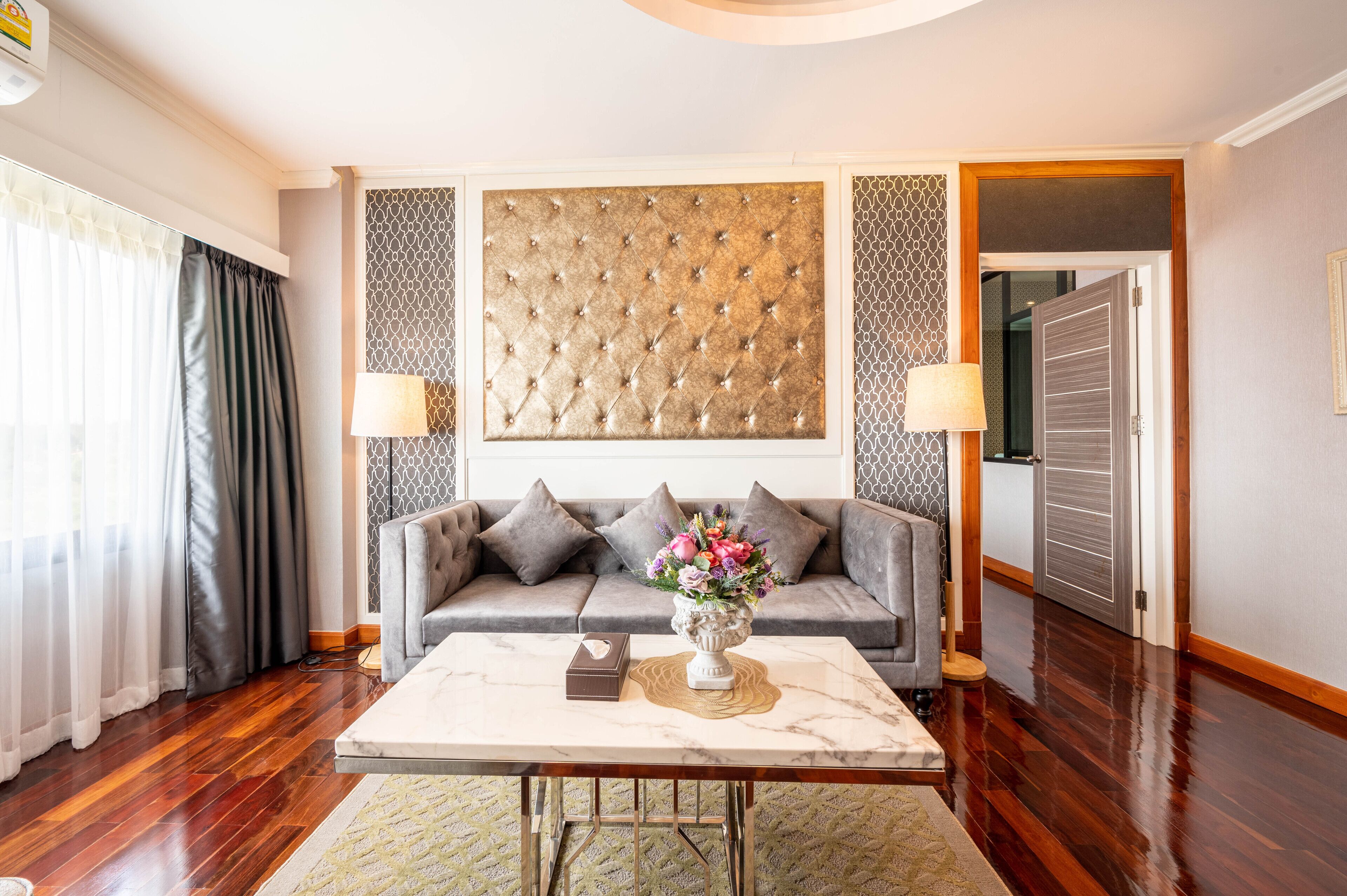 Executive Room | Living area | 43-inch flat-screen TV with digital channels, TV