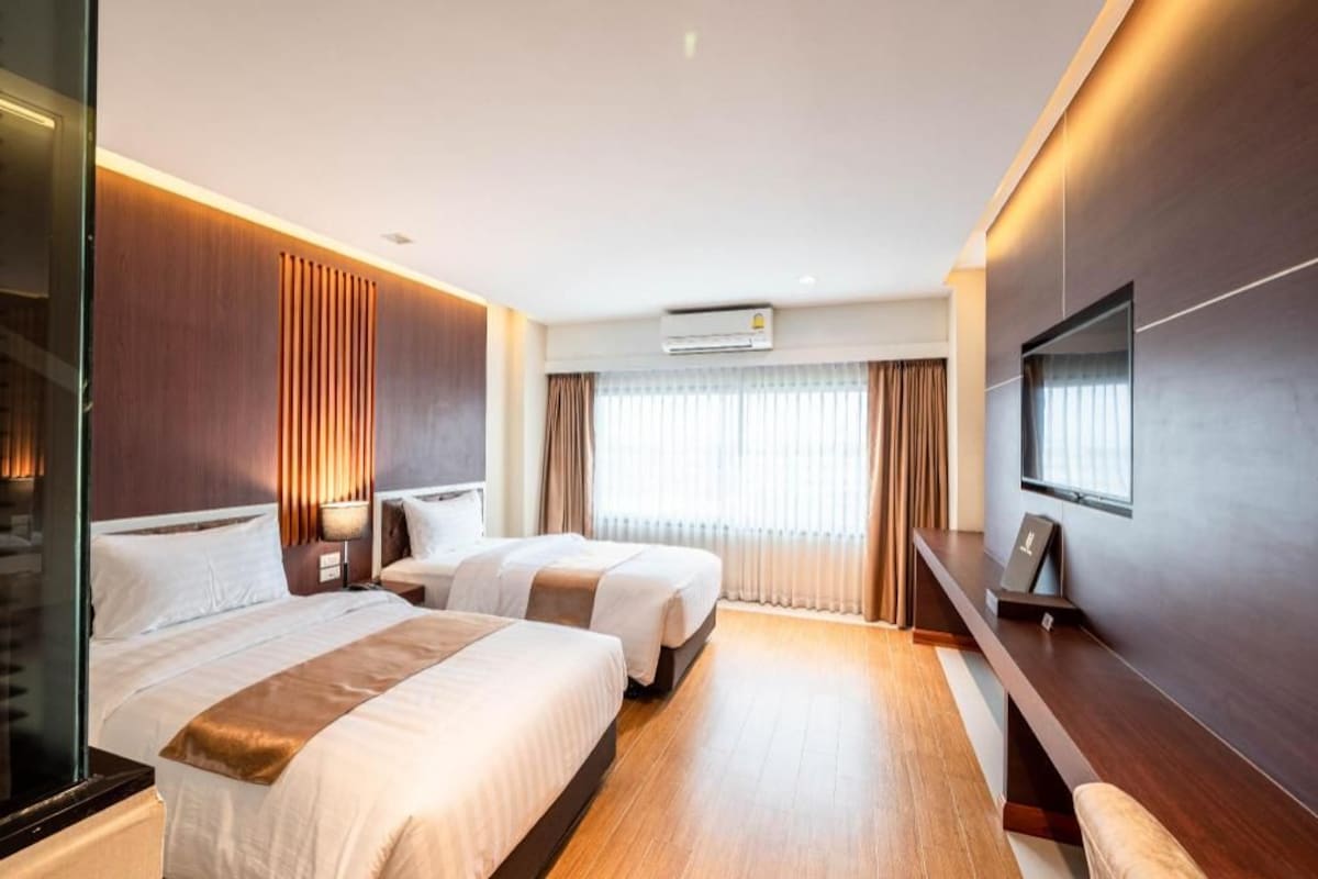 Ropa de cama de alta calidad, colchones con efecto memoria y minibar 