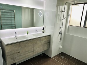 Shower, hair dryer, towels, soap - INTREPID 10 - Beachfront, breathtaking views, WIFI, LINEN (Nelson Bay)