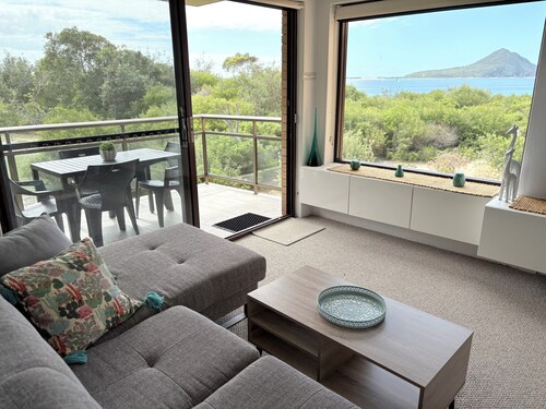INTREPID 10 - Beachfront, breathtaking views, WIFI, LINEN