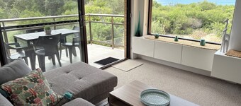 INTREPID 10 - Beachfront, breathtaking views, WIFI, LINEN