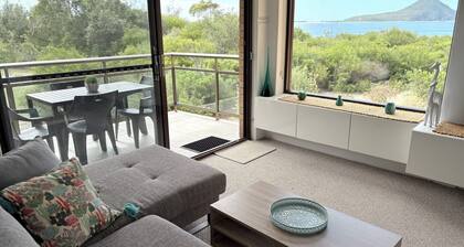 INTREPID 10 - Beachfront, breathtaking views, WIFI, LINEN