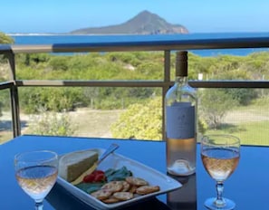 Outdoor dining - INTREPID 10 - Beachfront, breathtaking views, WIFI, LINEN (Nelson Bay)