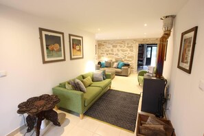 TV, fireplace, stereo - PausaSTAY - QdM Artist Suites - Villa (Alvorge)