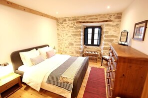 4 bedrooms, WiFi, bed sheets