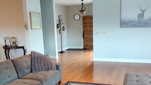 Panoramic House | Living area | Fireplace - Ahwahnee House (Ahwahnee)