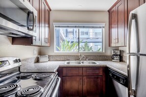 Kühlschrank, Mikrowelle, Ofen, Geschirrspüler