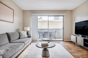 Fernseher, Kamin, Stereoanlage