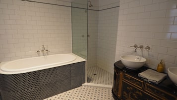 Baignoire, sèche-cheveux, serviettes fournies, savon