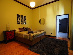 8 quartos, ferros/tábuas de passar roupa, berço de viagem