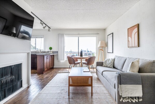 Una televisión, una chimenea, un reproductor estéreo