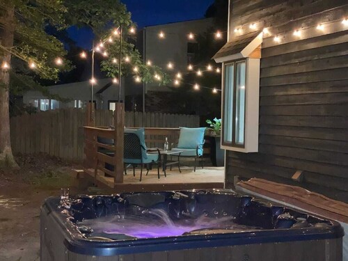 Light & airy home w/private hot tub on golf course