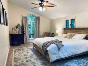 4 bedrooms, iron/ironing board, free WiFi, bed sheets - Light & airy home w/private hot tub on golf course (Quinton)