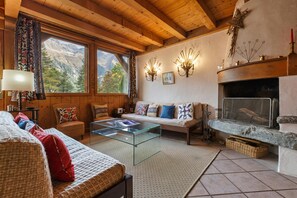 TV, fireplace, DVD player, books - Chalet du Brevent ski in/ski out, Chamonix, France (Chamonix)