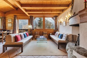 TV, fireplace, DVD player, books - Chalet du Brevent ski in/ski out, Chamonix, France (Chamonix)