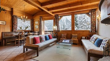 TV, caminetto, lettore DVD, libri