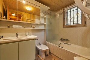 Ensemble douche/baignoire, bidet, serviettes fournies