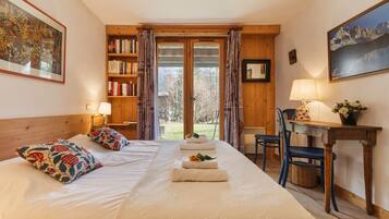 4 slaapkamers, een strijkplank/strijkijzer, wifi (toeslag), beddengoed