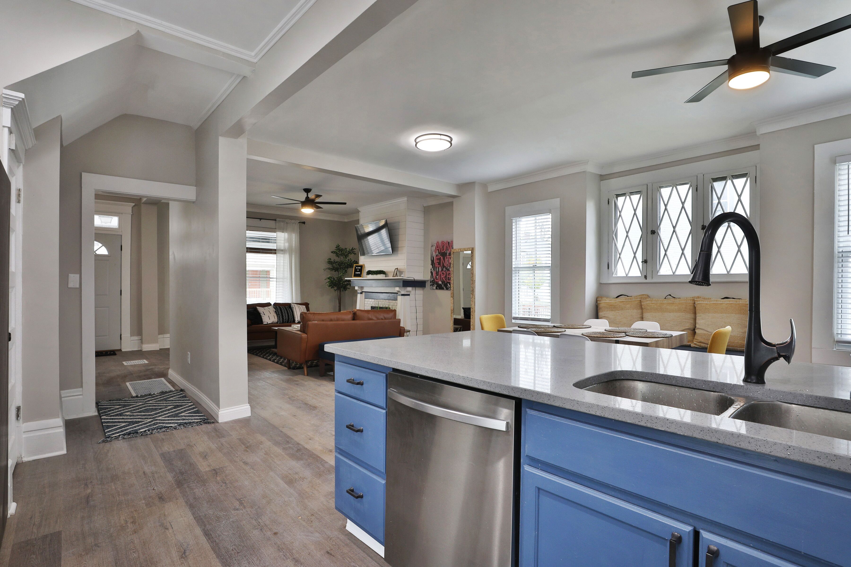 ★ Trendy Spot Newly Remodeled in the <3 of it all!